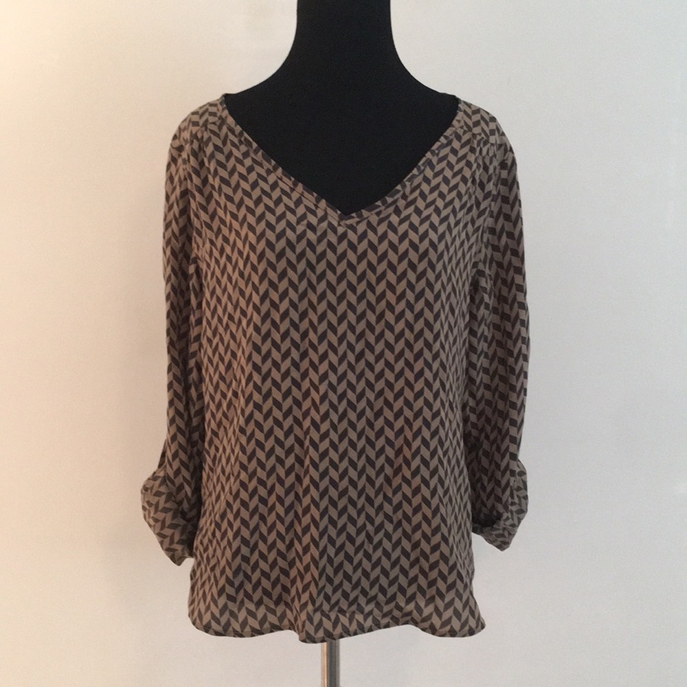 ✅ SOLD Silk Ellie Kai 3/4 Sleeve “V” Blouse Size 6
